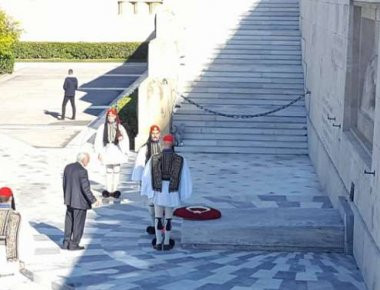 Κόκκινο στεφάνι με την σημαία της Τουρκίας κατέθεσε ο Ρ.Τ.Ερντογάν!
